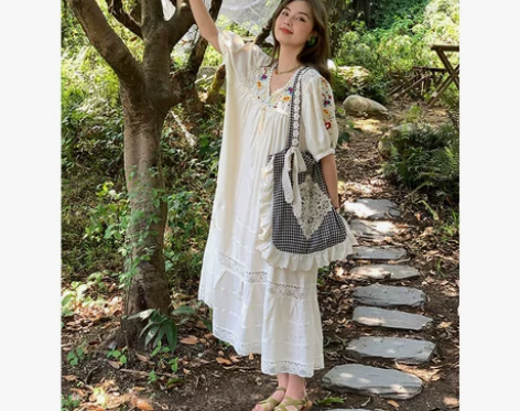 连衣裙米白色刺绣度假风法式泡泡袖女夏季V领...