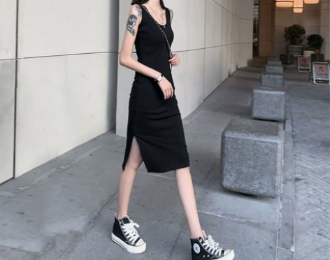 黑色吊带连衣裙女春季2023欧货长裙极简打...