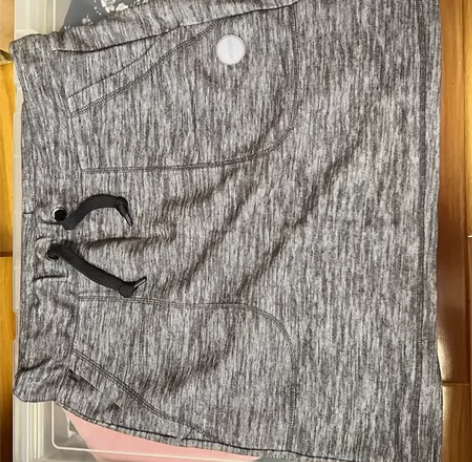 运动风碳灰色弹力短裙 显瘦穿着活动方便,有...