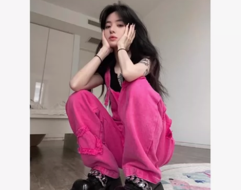 玫红色的背带裤，全新的吊牌还没拆，买来忘记...