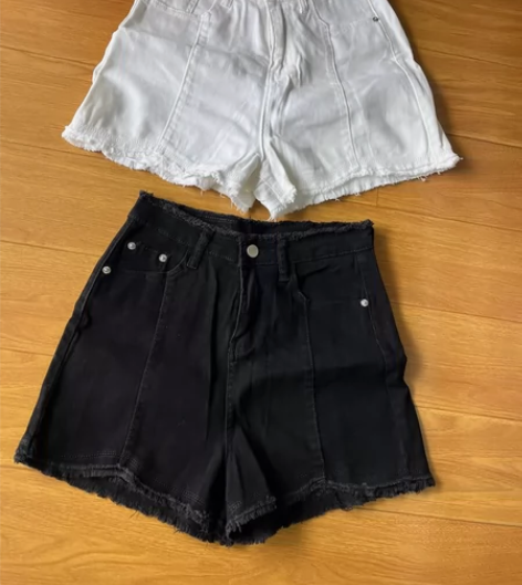 女款牛仔短裤，M码，基本全新，有弹力，去年...