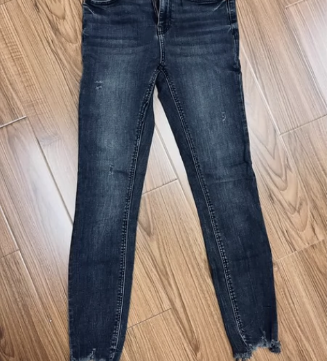 zara高腰九分牛仔裤 裤脚磨毛处理 炭灰...