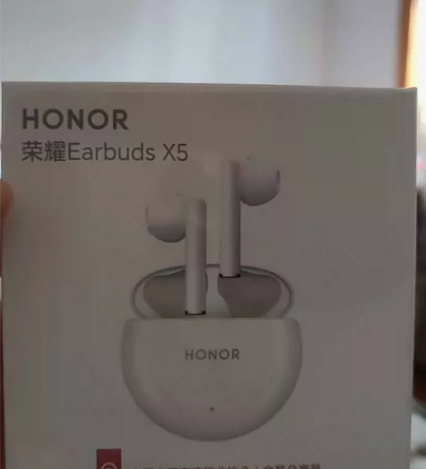 荣耀耳机，全新没拆封，在实体店买的 感兴趣...