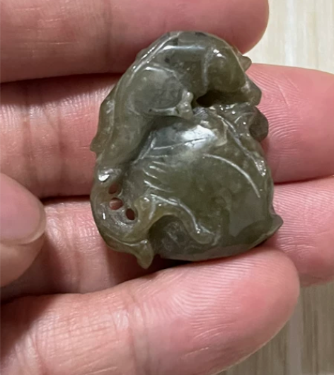 带皮玉雕寿桃挂件,雕刻细腻精美,包浆厚实,...