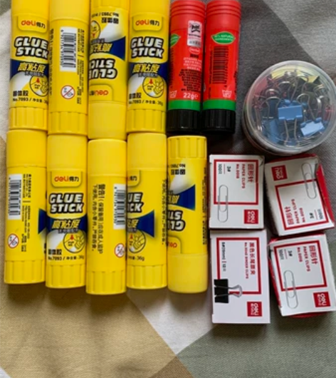 固体胶棒11支.；回形针300支，长票夹7...