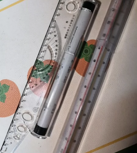 30cm滚筒尺（有裂痕，介意勿拍）和三角尺...