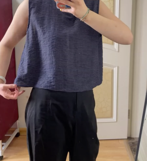 设计师款小背心上衣 一套价格 宽松版 可以...