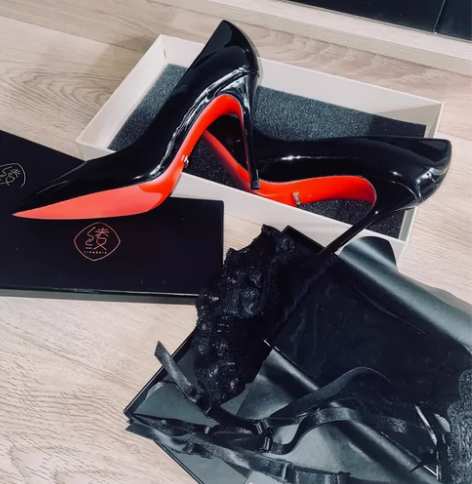 黑色漆皮尖头红底细跟高跟鞋 43码 跟高1...