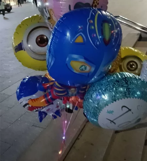 飘空气球成品批发，去广场上，10元一个卖的...