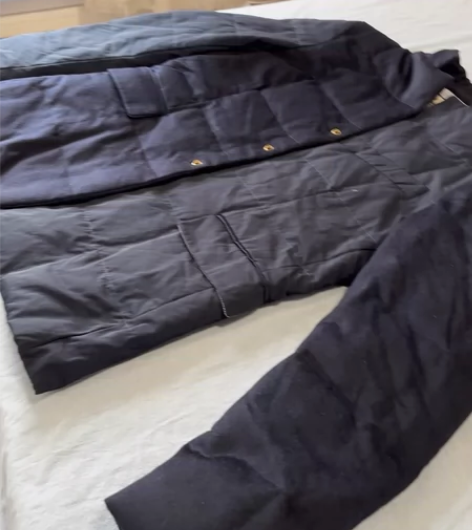 肯定是假的，门口外贸店给老公买的，M家羽绒...