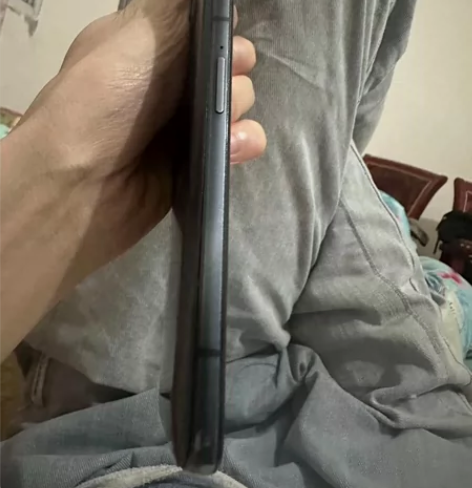 黑鲨4s，就只是屏幕右上角碎裂，屏幕右边漏液。后盖松动，还可...