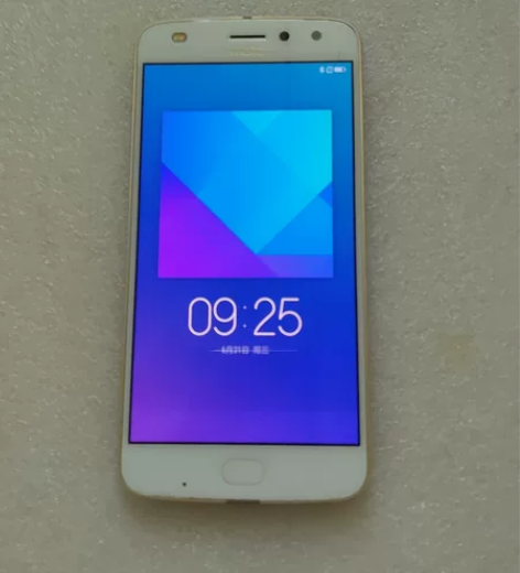 摩托罗拉z2play，4+64g；双卡双待...