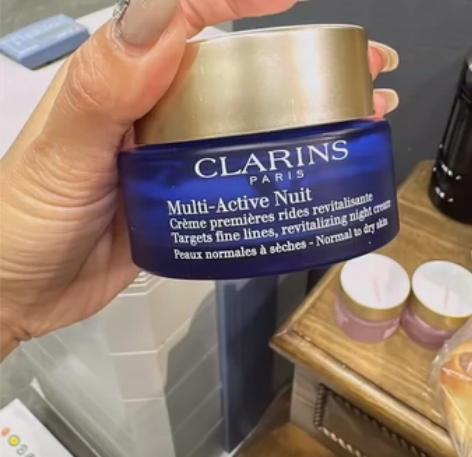 娇韵诗面霜还有0.1ml  两个粉  一个...