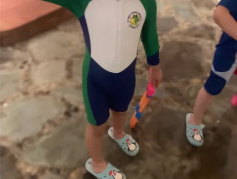 小黄鸭游泳衣130码 我家孩子身高120，...