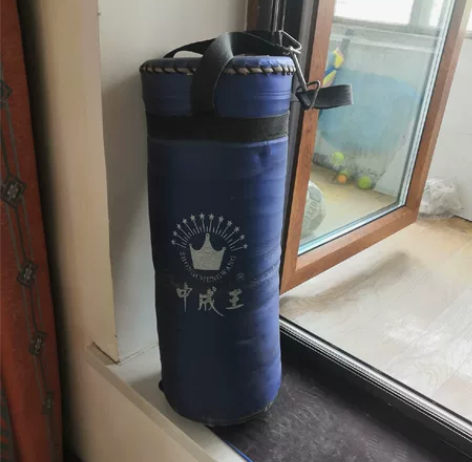 拳击沙袋，物品如图，有部分面料磨损，不影响...
