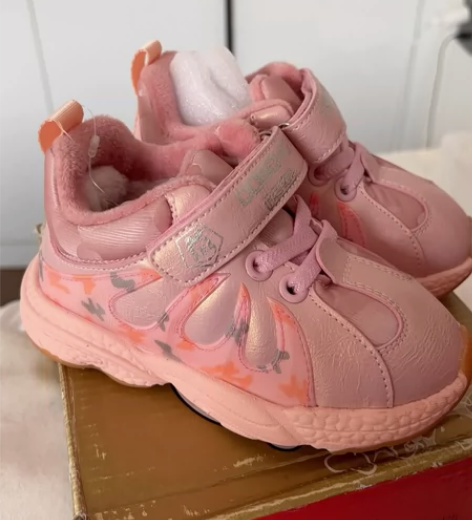 全新巴布豆女童鞋，尺码22.便宜出，吊牌齐...