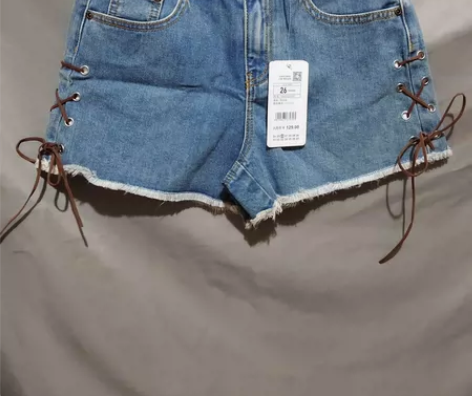 以纯女装牛仔高腰短裤,尺码24/26码,全...
