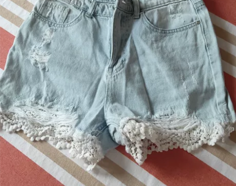 牛仔短裤，这条穿过几次，好看，显腿型，16...