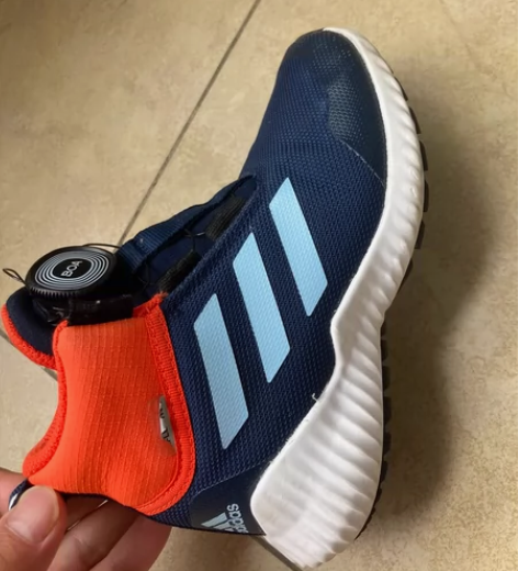 阿迪达斯儿童篮球鞋，码数见图。型号见图，穿...