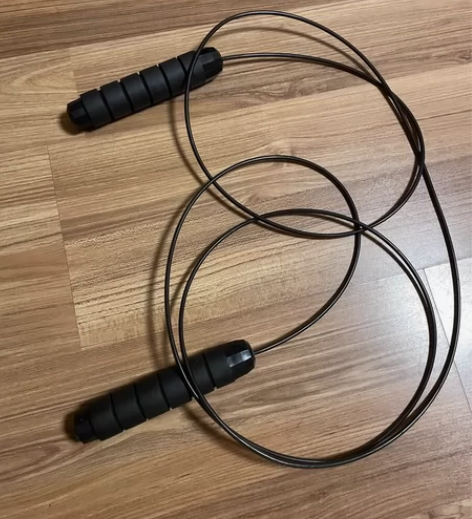 跳绳，基本上全新，跳起来流畅，售出不退换 ...