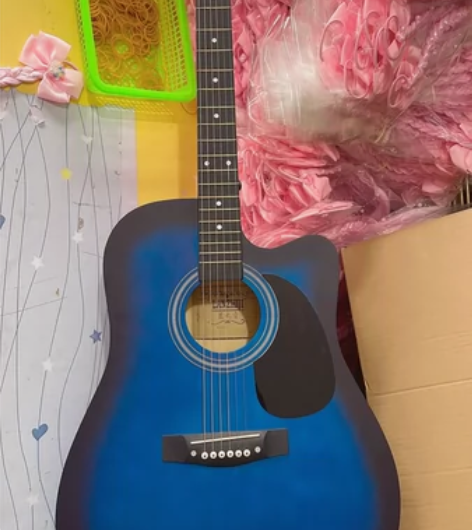 吉他买来没玩过，不会玩所以一直放着，站地方...