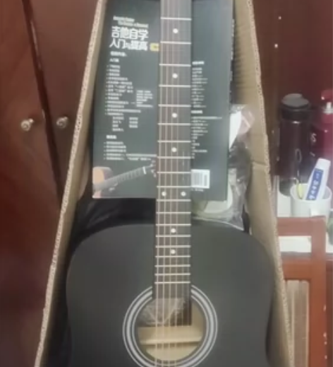 出一个吉他，JIZHILIN吉之琳，挺新的...