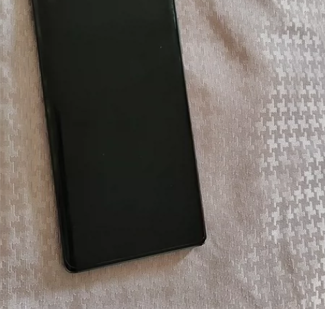 华为荣耀60 8+256边缘磕了一点，成色...