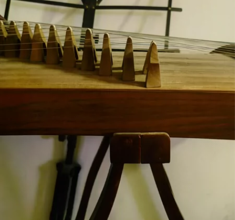 出敦煌牌古筝 老妈退休脑袋一热买的，没弹过...