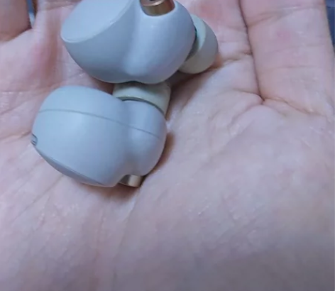 索尼xm4，只剩两个头了，充电仓找不到了，...