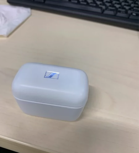 几乎全新的盗版耳机 音质还行 包装盒都在...