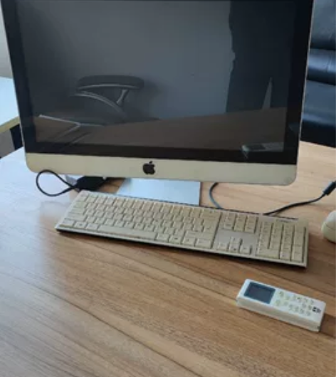 不知名台式一体机电脑，屏幕21寸，自己贴了...