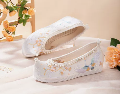 绣花鞋翘头履古风内增高汉服鞋 全新，45元...