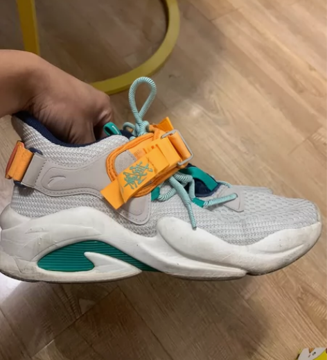 安踏篮球鞋 买来打球次数很少  磨损小 感...