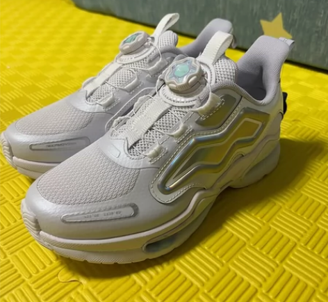 安踏女童全新37码，需要的联系我 感兴趣的...