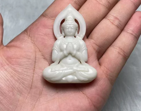 新疆和田玉观音吊坠 有天然玉石结构 低价格...