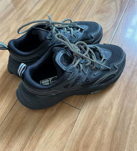 FILA女鞋 36码 万达专柜买的 有原盒在 鞋子很轻 也就...