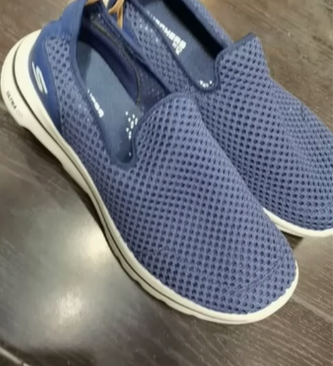 斯凯起鞋处理 40-1 双， 41-2 双...