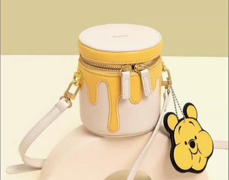 【急出】不莱玫迪士尼小熊维尼蜜罐圆筒包斜挎...