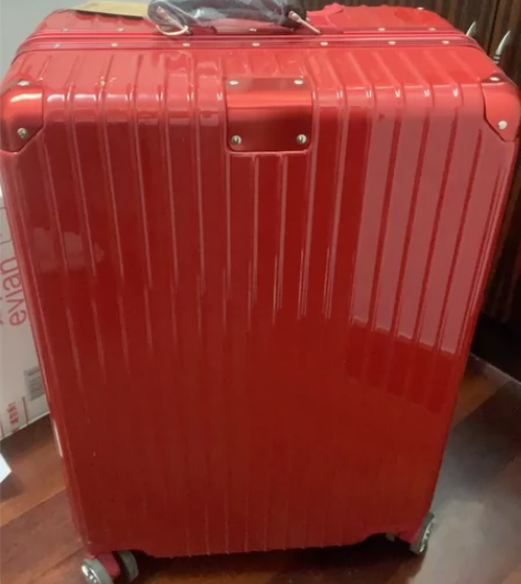 两个宝石红拉杆箱 一个有包装箱子  一个没...