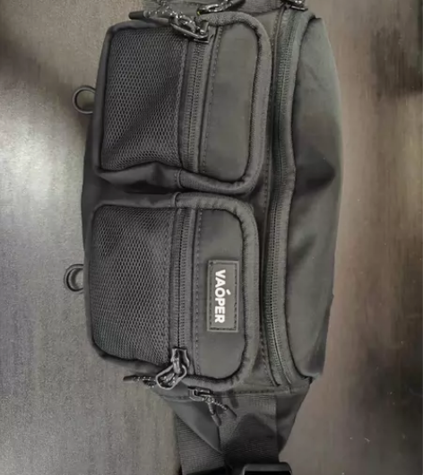 斜挎包,机车包,平时装个手机,纸巾,充电宝...