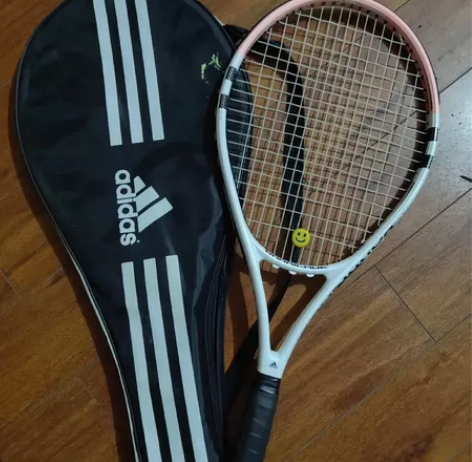 adidas 网球拍 感兴趣的话点“我想要...