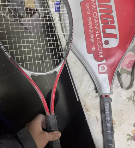 网球拍一副。60一副。原价60一个。 感兴...