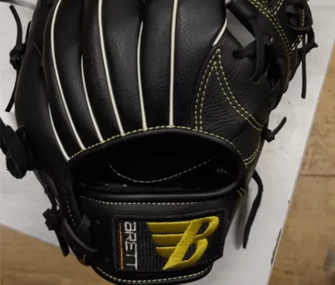 布伦特的手套，尺码是11.5的，传过一次球...