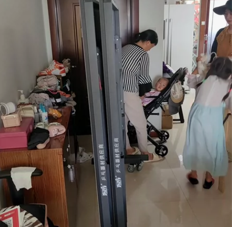 全新可折叠已经组装好乒乓球桌 感兴趣的话点...