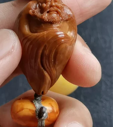 华祖方本工包衣达摩橄榄核雕，2.2×3.5...