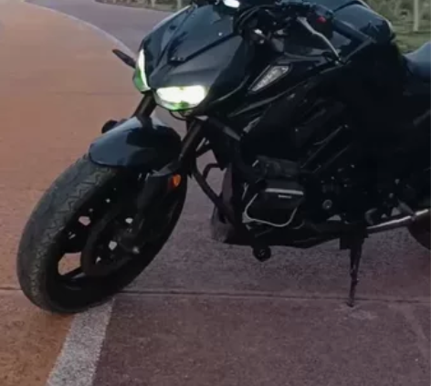 购买免费赠送两个头盔和一双手套，手机架（价...