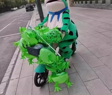 青蛙服。蛙服。青蛙玩偶服，买来穿过一次，背...