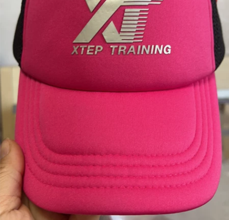 特步全新带吊牌简约棒球帽鸭舌帽帽子，玫红色...