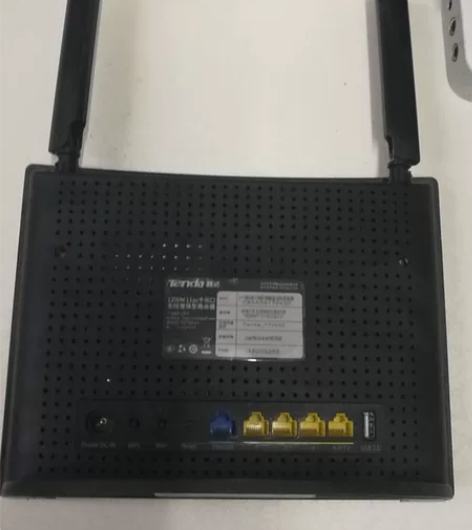 腾达AC9无线路由器,带USB,9新,带电...