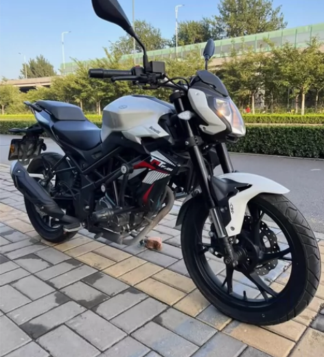 新到22年贝纳利红宝龙150一台，小姐姐一...